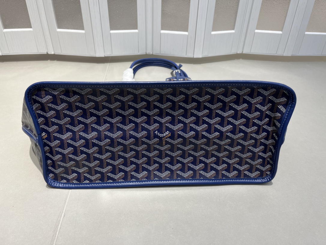 双面中号专柜对版升级版。❤️goyard(戈雅)经多次研究与改良,不断提升面料与皮质,全方位独家定制™️只为不断达到客户 双面中号专柜对版升级版。❤️goyard(戈雅)经多次研究与改良,不断提升面料与皮质,全方位独家定制™️只为不断达到客户