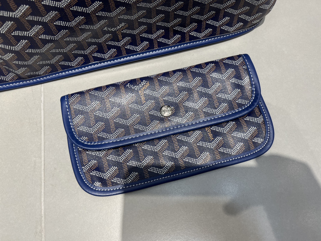 双面中号专柜对版升级版。❤️goyard(戈雅)经多次研究与改良,不断提升面料与皮质,全方位独家定制™️只为不断达到客户 双面中号专柜对版升级版。❤️goyard(戈雅)经多次研究与改良,不断提升面料与皮质,全方位独家定制™️只为不断达到客户