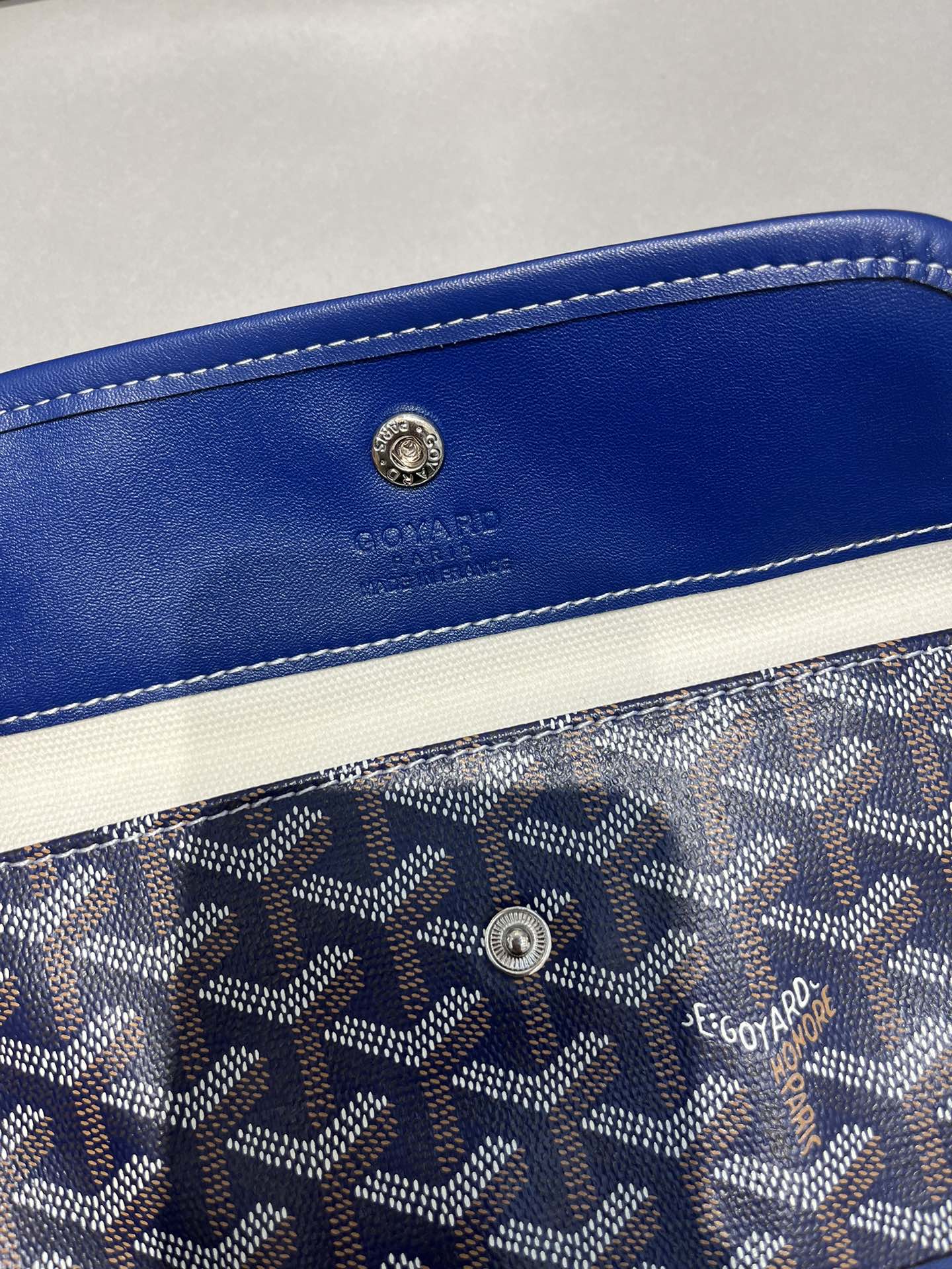 双面中号专柜对版升级版。❤️goyard(戈雅)经多次研究与改良,不断提升面料与皮质,全方位独家定制™️只为不断达到客户 双面中号专柜对版升级版。❤️goyard(戈雅)经多次研究与改良,不断提升面料与皮质,全方位独家定制™️只为不断达到客户