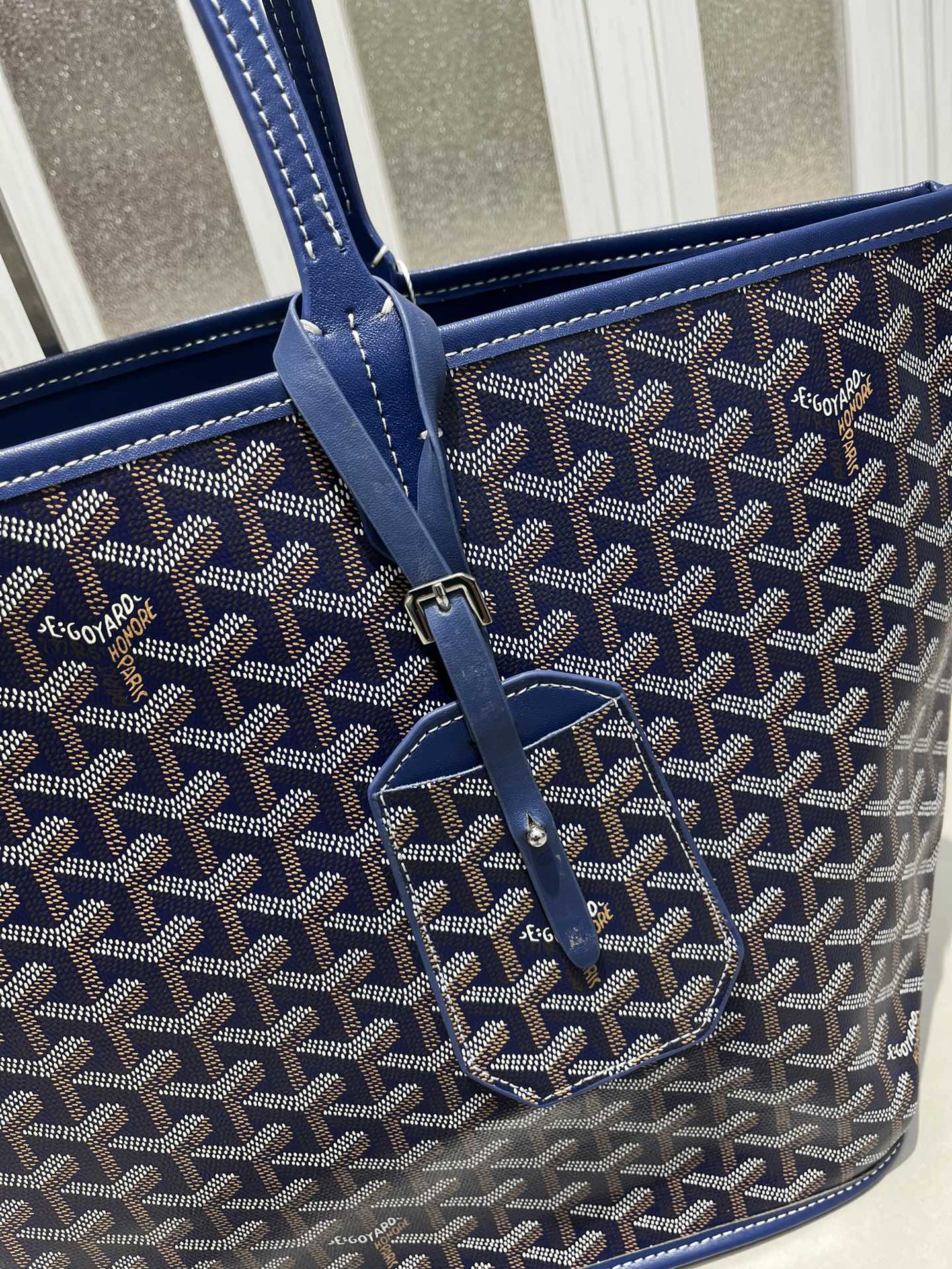 双面中号专柜对版升级版。❤️goyard(戈雅)经多次研究与改良,不断提升面料与皮质,全方位独家定制™️只为不断达到客户 双面中号专柜对版升级版。❤️goyard(戈雅)经多次研究与改良,不断提升面料与皮质,全方位独家定制™️只为不断达到客户