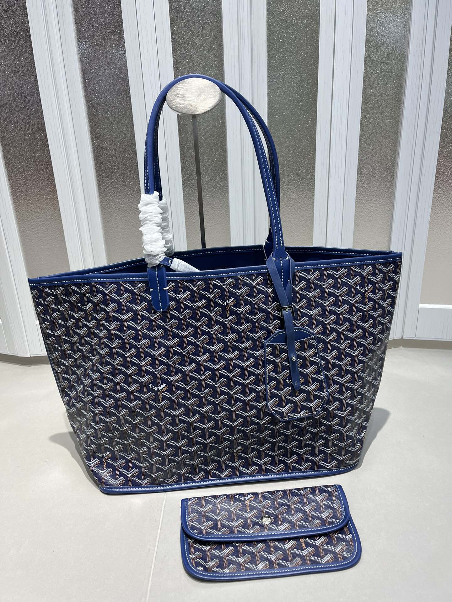 双面中号专柜对版升级版。❤️goyard(戈雅)经多次研究与改良,不断提升面料与皮质,全方位独家定制™️只为不断达到客户 双面中号专柜对版升级版。❤️goyard(戈雅)经多次研究与改良,不断提升面料与皮质,全方位独家定制™️只为不断达到客户