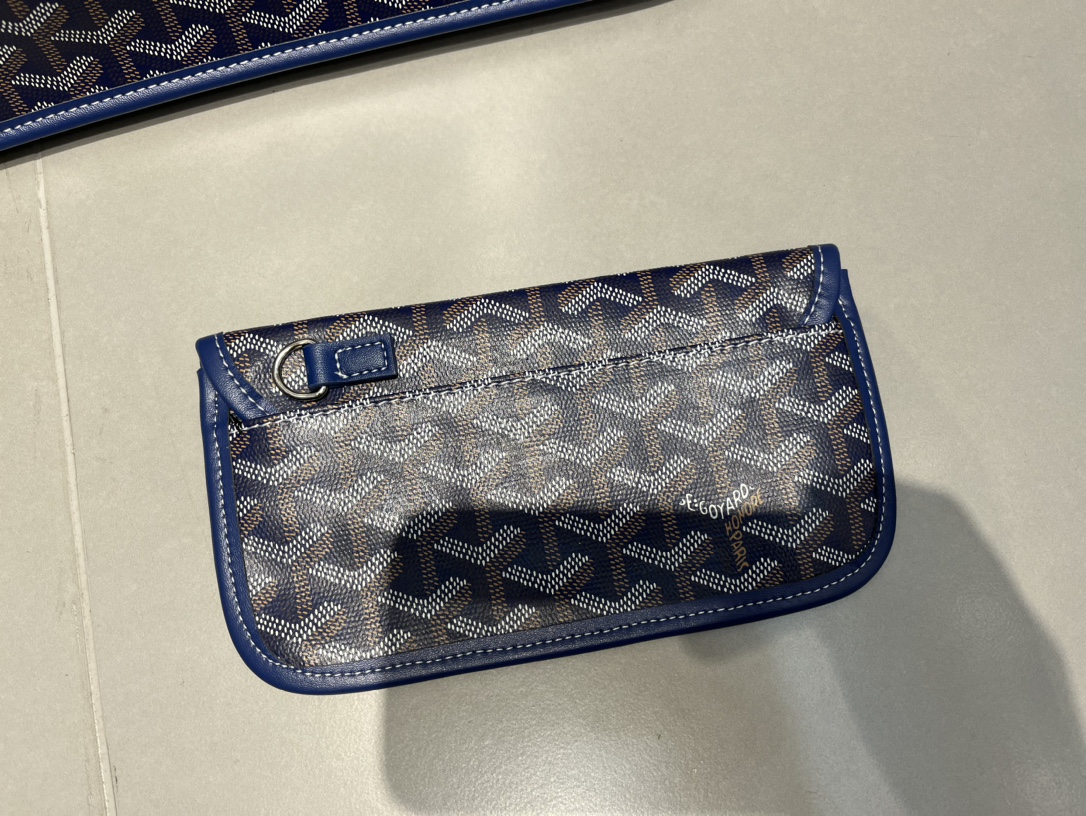 双面中号专柜对版升级版。❤️goyard(戈雅)经多次研究与改良,不断提升面料与皮质,全方位独家定制™️只为不断达到客户 双面中号专柜对版升级版。❤️goyard(戈雅)经多次研究与改良,不断提升面料与皮质,全方位独家定制™️只为不断达到客户