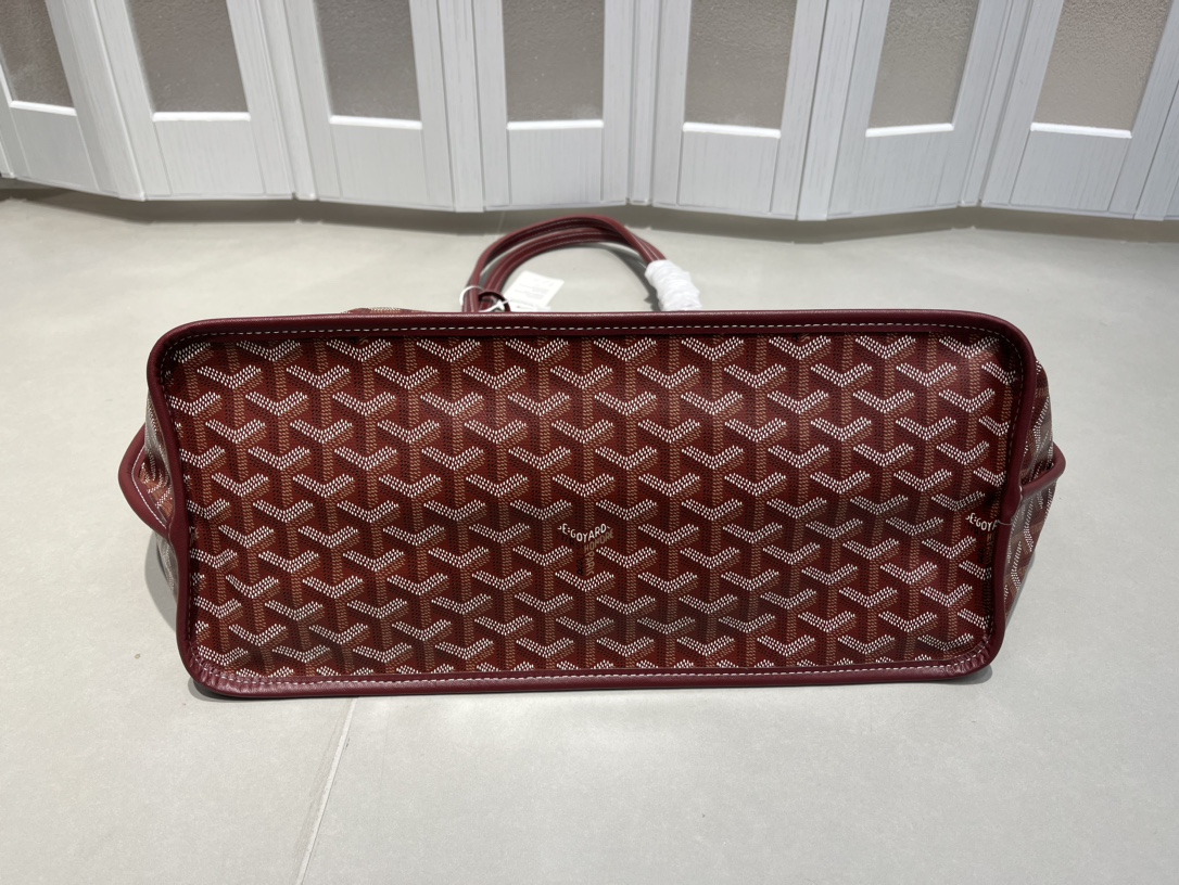 双面中号专柜对版升级版。❤️goyard(戈雅)经多次研究与改良,不断提升面料与皮质,全方位独家定制™️只为不断达到客户 双面中号专柜对版升级版。❤️goyard(戈雅)经多次研究与改良,不断提升面料与皮质,全方位独家定制™️只为不断达到客户