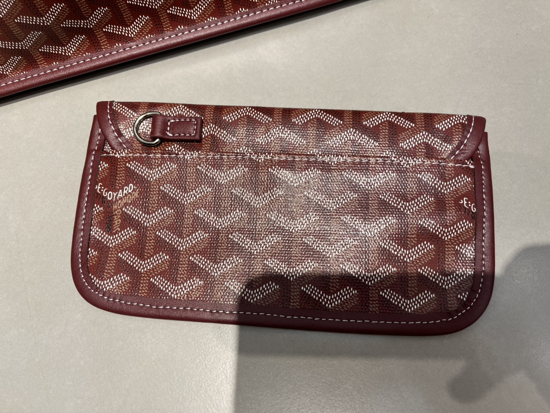 双面中号专柜对版升级版。❤️goyard(戈雅)经多次研究与改良,不断提升面料与皮质,全方位独家定制™️只为不断达到客户 双面中号专柜对版升级版。❤️goyard(戈雅)经多次研究与改良,不断提升面料与皮质,全方位独家定制™️只为不断达到客户