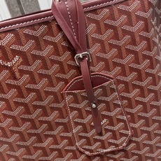 双面中号专柜对版升级版。❤️goyard(戈雅)经多次研究与改良,不断提升面料与皮质,全方位独家定制™️只为不断达到客户 双面中号专柜对版升级版。❤️goyard(戈雅)经多次研究与改良,不断提升面料与皮质,全方位独家定制™️只为不断达到客户
