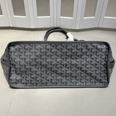 双面中号专柜对版升级版。❤️goyard(戈雅)经多次研究与改良,不断提升面料与皮质,全方位独家定制™️只为不断达到客户 双面中号专柜对版升级版。❤️goyard(戈雅)经多次研究与改良,不断提升面料与皮质,全方位独家定制™️只为不断达到客户