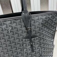 双面中号专柜对版升级版。❤️goyard(戈雅)经多次研究与改良,不断提升面料与皮质,全方位独家定制™️只为不断达到客户 双面中号专柜对版升级版。❤️goyard(戈雅)经多次研究与改良,不断提升面料与皮质,全方位独家定制™️只为不断达到客户