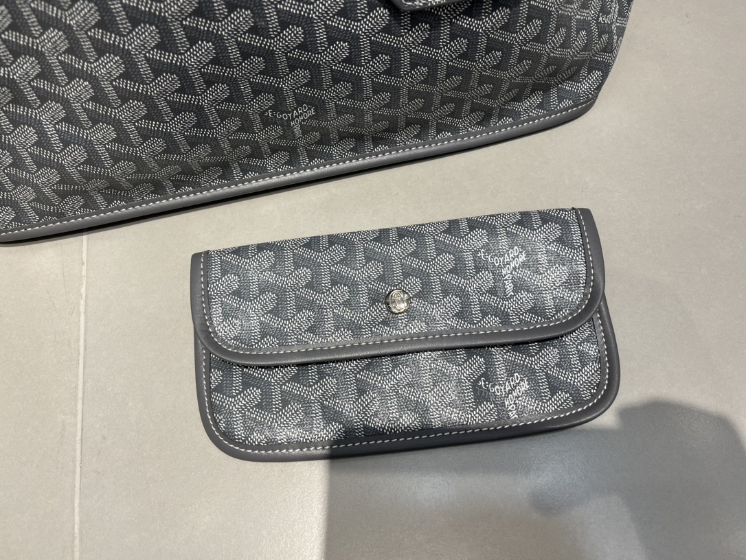 双面中号专柜对版升级版。❤️goyard(戈雅)经多次研究与改良,不断提升面料与皮质,全方位独家定制™️只为不断达到客户 双面中号专柜对版升级版。❤️goyard(戈雅)经多次研究与改良,不断提升面料与皮质,全方位独家定制™️只为不断达到客户