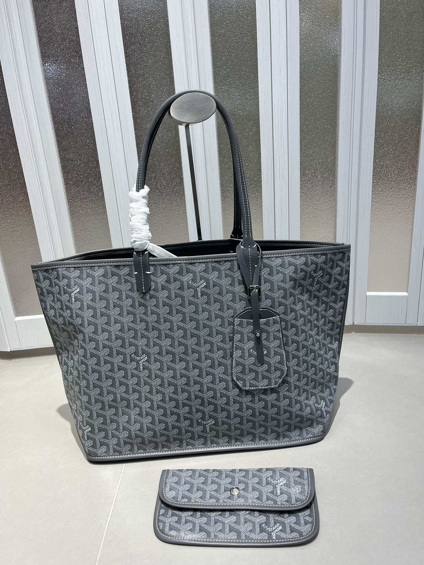 双面中号专柜对版升级版。❤️goyard(戈雅)经多次研究与改良,不断提升面料与皮质,全方位独家定制™️只为不断达到客户 双面中号专柜对版升级版。❤️goyard(戈雅)经多次研究与改良,不断提升面料与皮质,全方位独家定制™️只为不断达到客户