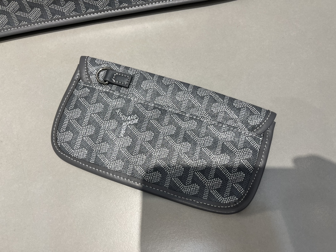 双面中号专柜对版升级版。❤️goyard(戈雅)经多次研究与改良,不断提升面料与皮质,全方位独家定制™️只为不断达到客户 双面中号专柜对版升级版。❤️goyard(戈雅)经多次研究与改良,不断提升面料与皮质,全方位独家定制™️只为不断达到客户