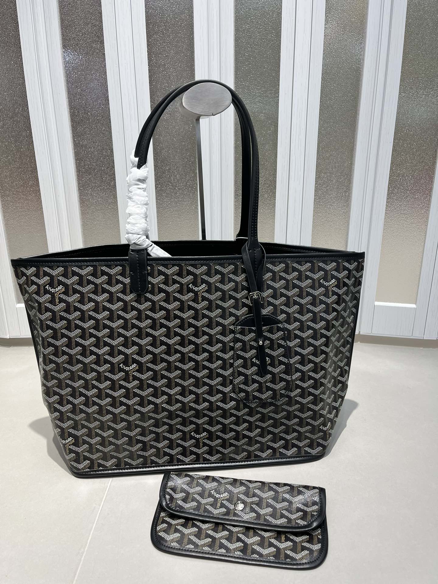 双面中号专柜对版升级版。❤️goyard(戈雅)经多次研究与改良,不断提升面料与皮质,全方位独家定制™️只为不断达到客户 双面中号专柜对版升级版。❤️goyard(戈雅)经多次研究与改良,不断提升面料与皮质,全方位独家定制™️只为不断达到客户