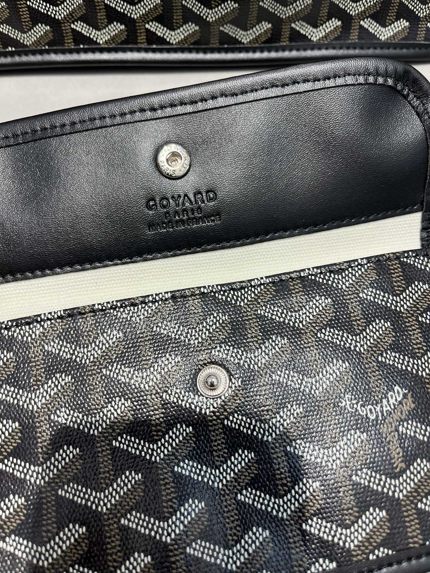 双面中号专柜对版升级版。❤️goyard(戈雅)经多次研究与改良,不断提升面料与皮质,全方位独家定制™️只为不断达到客户 双面中号专柜对版升级版。❤️goyard(戈雅)经多次研究与改良,不断提升面料与皮质,全方位独家定制™️只为不断达到客户