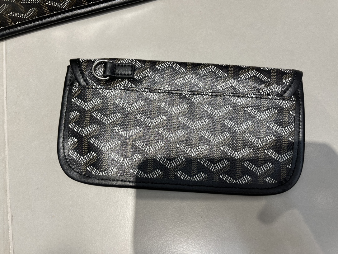 双面中号专柜对版升级版。❤️goyard(戈雅)经多次研究与改良,不断提升面料与皮质,全方位独家定制™️只为不断达到客户 双面中号专柜对版升级版。❤️goyard(戈雅)经多次研究与改良,不断提升面料与皮质,全方位独家定制™️只为不断达到客户