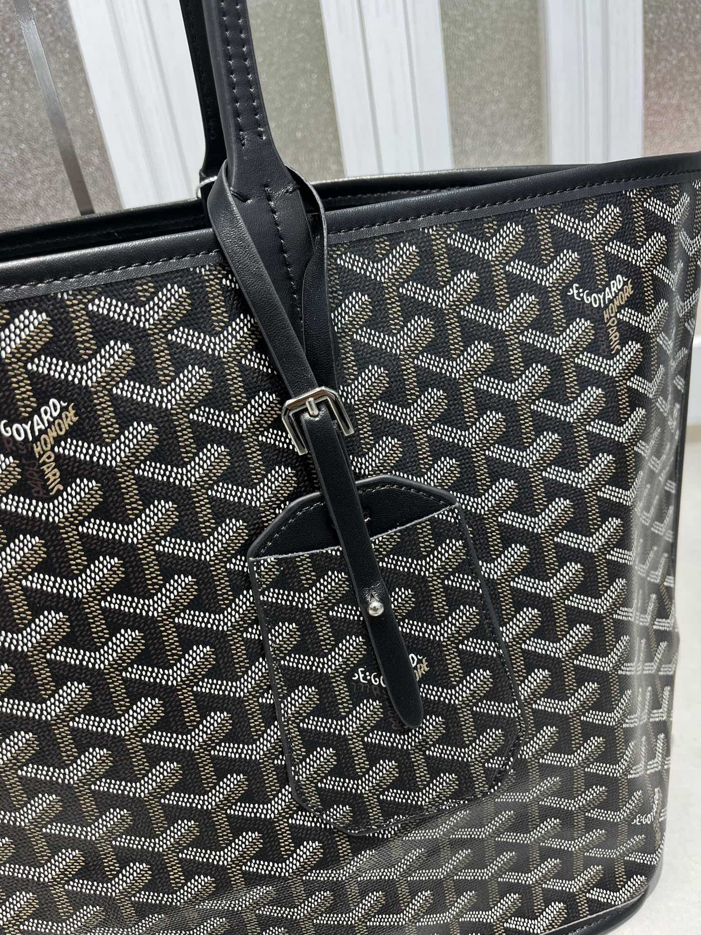 双面中号专柜对版升级版。❤️goyard(戈雅)经多次研究与改良,不断提升面料与皮质,全方位独家定制™️只为不断达到客户 双面中号专柜对版升级版。❤️goyard(戈雅)经多次研究与改良,不断提升面料与皮质,全方位独家定制™️只为不断达到客户