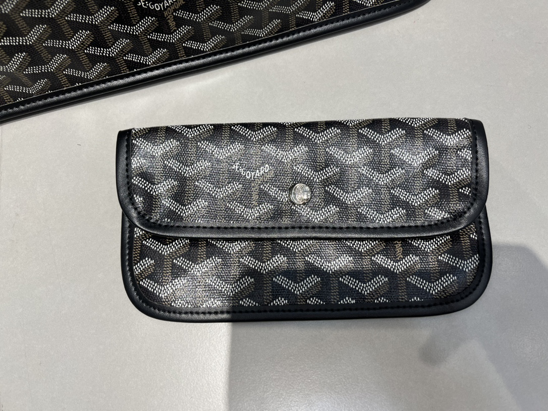 双面中号专柜对版升级版。❤️goyard(戈雅)经多次研究与改良,不断提升面料与皮质,全方位独家定制™️只为不断达到客户 双面中号专柜对版升级版。❤️goyard(戈雅)经多次研究与改良,不断提升面料与皮质,全方位独家定制™️只为不断达到客户