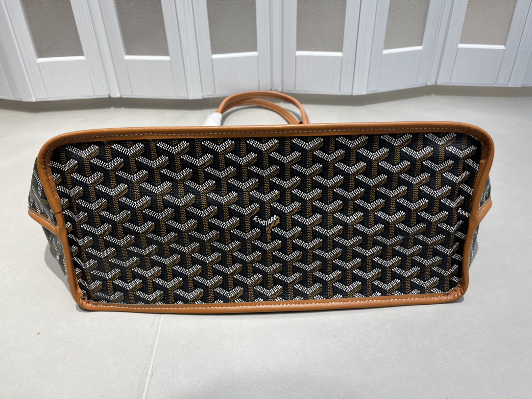 双面中号专柜对版升级版。❤️goyard(戈雅)经多次研究与改良,不断提升面料与皮质,全方位独家定制™️只为不断达到客户 双面中号专柜对版升级版。❤️goyard(戈雅)经多次研究与改良,不断提升面料与皮质,全方位独家定制™️只为不断达到客户