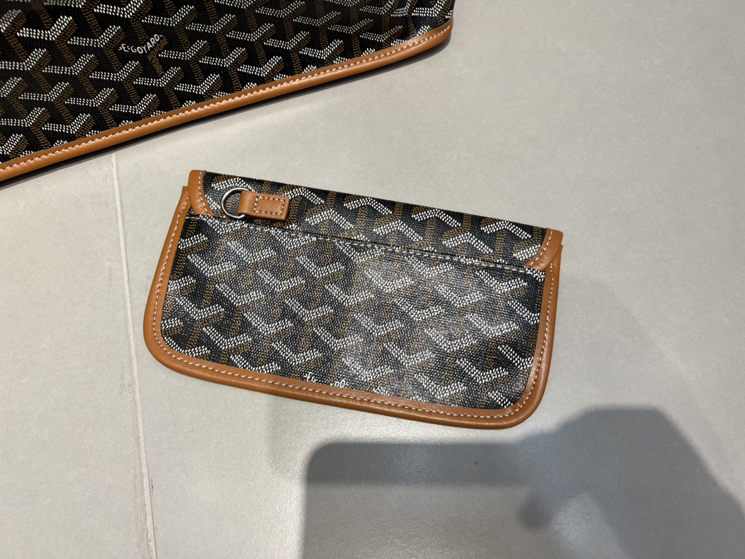 双面中号专柜对版升级版。❤️goyard(戈雅)经多次研究与改良,不断提升面料与皮质,全方位独家定制™️只为不断达到客户 双面中号专柜对版升级版。❤️goyard(戈雅)经多次研究与改良,不断提升面料与皮质,全方位独家定制™️只为不断达到客户