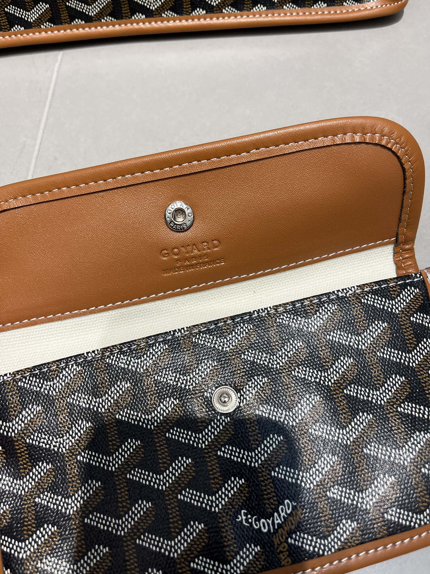 双面中号专柜对版升级版。❤️goyard(戈雅)经多次研究与改良,不断提升面料与皮质,全方位独家定制™️只为不断达到客户 双面中号专柜对版升级版。❤️goyard(戈雅)经多次研究与改良,不断提升面料与皮质,全方位独家定制™️只为不断达到客户