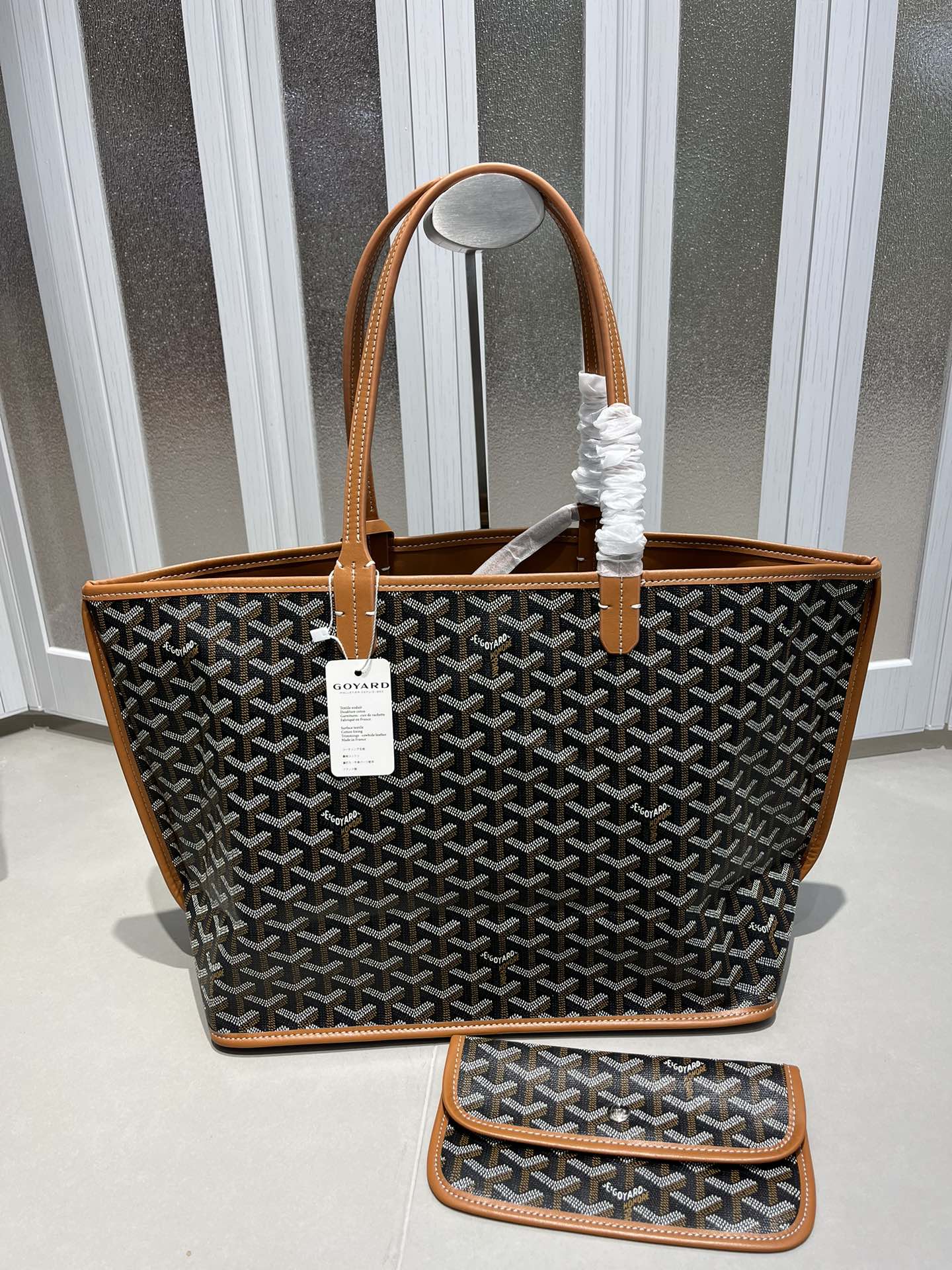 双面中号专柜对版升级版。❤️goyard(戈雅)经多次研究与改良,不断提升面料与皮质,全方位独家定制™️只为不断达到客户 双面中号专柜对版升级版。❤️goyard(戈雅)经多次研究与改良,不断提升面料与皮质,全方位独家定制™️只为不断达到客户