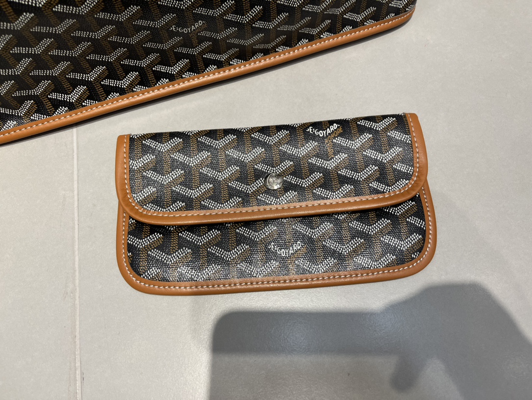 双面中号专柜对版升级版。❤️goyard(戈雅)经多次研究与改良,不断提升面料与皮质,全方位独家定制™️只为不断达到客户 双面中号专柜对版升级版。❤️goyard(戈雅)经多次研究与改良,不断提升面料与皮质,全方位独家定制™️只为不断达到客户