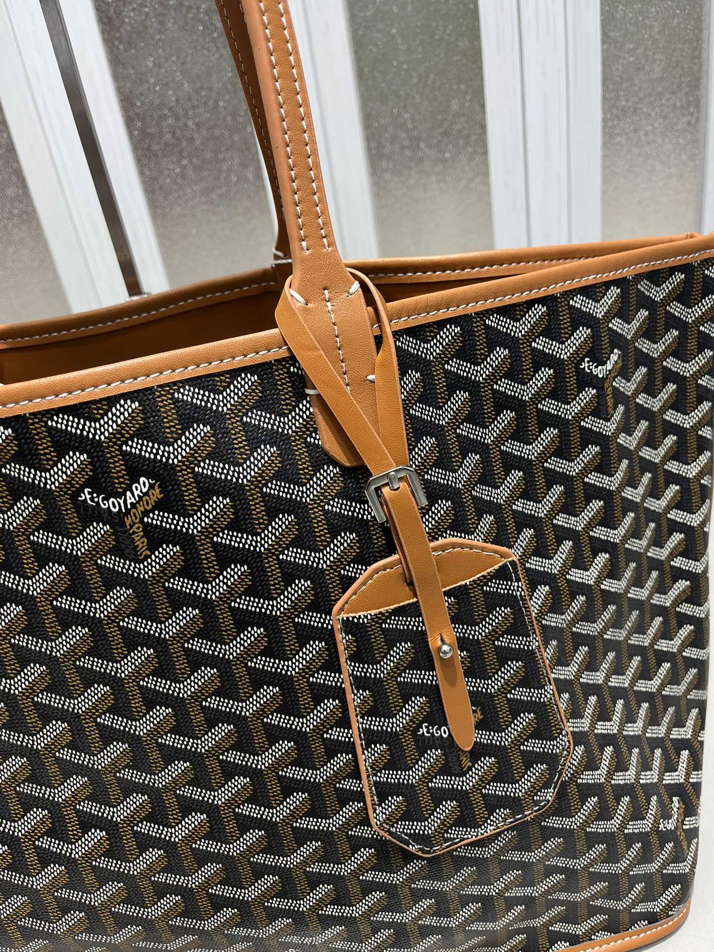 双面中号专柜对版升级版。❤️goyard(戈雅)经多次研究与改良,不断提升面料与皮质,全方位独家定制™️只为不断达到客户 双面中号专柜对版升级版。❤️goyard(戈雅)经多次研究与改良,不断提升面料与皮质,全方位独家定制™️只为不断达到客户