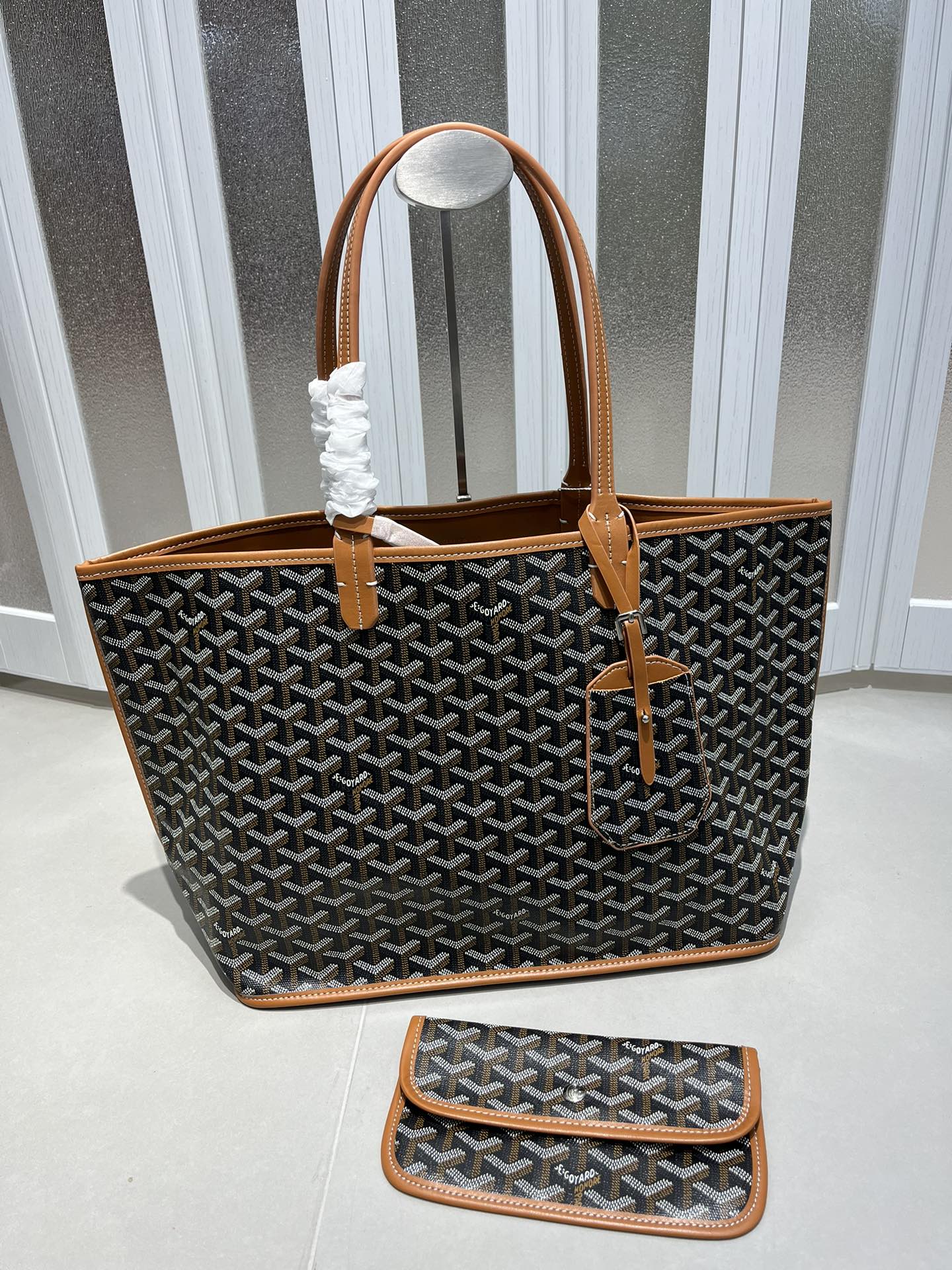 双面中号专柜对版升级版。❤️goyard(戈雅)经多次研究与改良,不断提升面料与皮质,全方位独家定制™️只为不断达到客户 双面中号专柜对版升级版。❤️goyard(戈雅)经多次研究与改良,不断提升面料与皮质,全方位独家定制™️只为不断达到客户