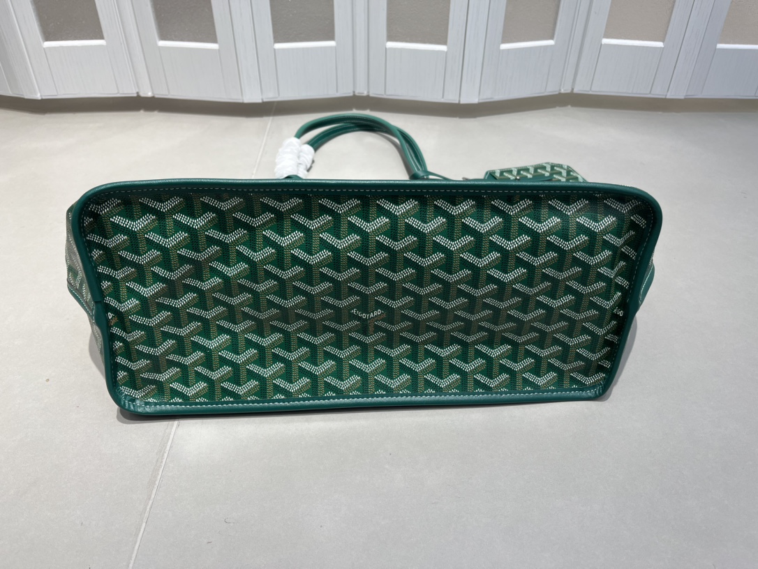 双面中号专柜对版升级版。❤️goyard(戈雅)经多次研究与改良,不断提升面料与皮质,全方位独家定制™️只为不断达到客户 双面中号专柜对版升级版。❤️goyard(戈雅)经多次研究与改良,不断提升面料与皮质,全方位独家定制™️只为不断达到客户