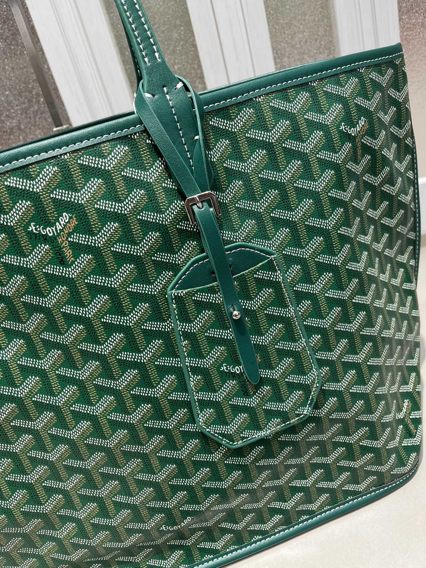 双面中号专柜对版升级版。❤️goyard(戈雅)经多次研究与改良,不断提升面料与皮质,全方位独家定制™️只为不断达到客户 双面中号专柜对版升级版。❤️goyard(戈雅)经多次研究与改良,不断提升面料与皮质,全方位独家定制™️只为不断达到客户