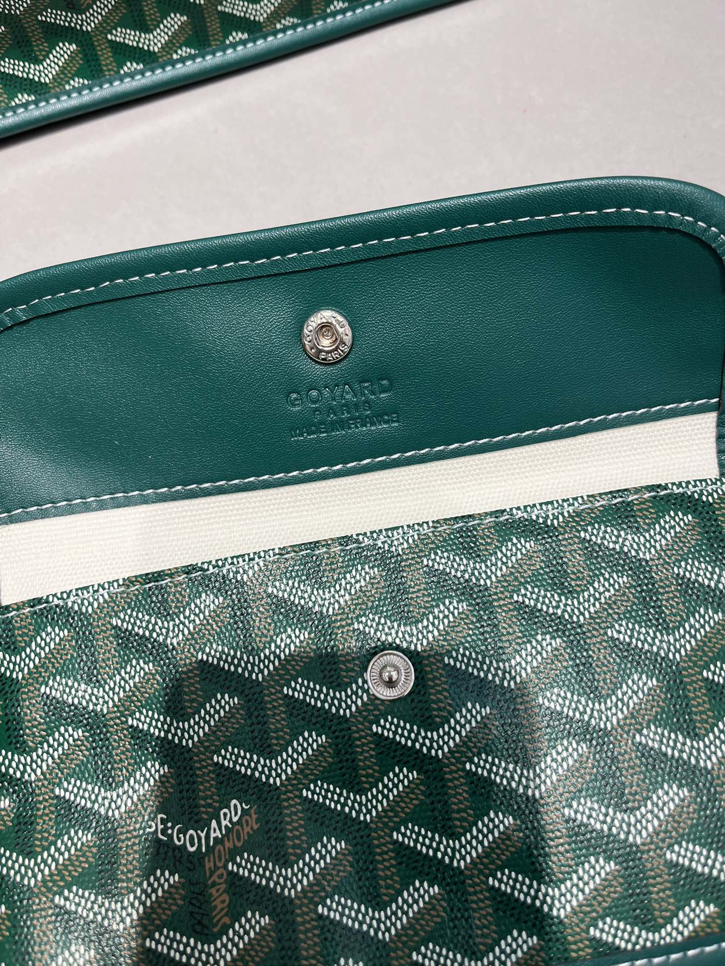 双面中号专柜对版升级版。❤️goyard(戈雅)经多次研究与改良,不断提升面料与皮质,全方位独家定制™️只为不断达到客户 双面中号专柜对版升级版。❤️goyard(戈雅)经多次研究与改良,不断提升面料与皮质,全方位独家定制™️只为不断达到客户