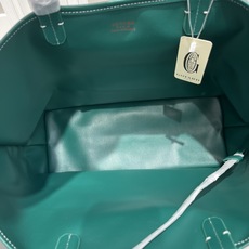 双面中号专柜对版升级版。❤️goyard(戈雅)经多次研究与改良,不断提升面料与皮质,全方位独家定制™️只为不断达到客户 双面中号专柜对版升级版。❤️goyard(戈雅)经多次研究与改良,不断提升面料与皮质,全方位独家定制™️只为不断达到客户