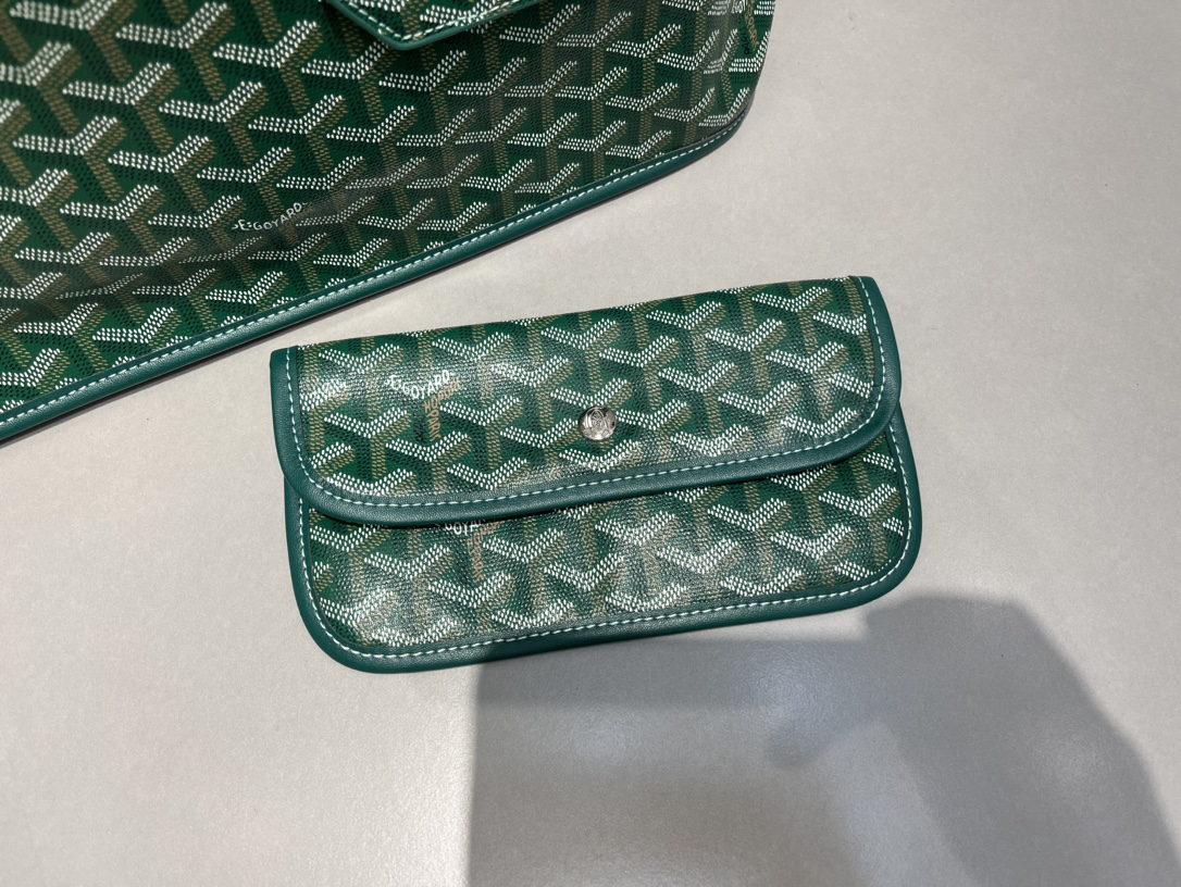 双面中号专柜对版升级版。❤️goyard(戈雅)经多次研究与改良,不断提升面料与皮质,全方位独家定制™️只为不断达到客户 双面中号专柜对版升级版。❤️goyard(戈雅)经多次研究与改良,不断提升面料与皮质,全方位独家定制™️只为不断达到客户