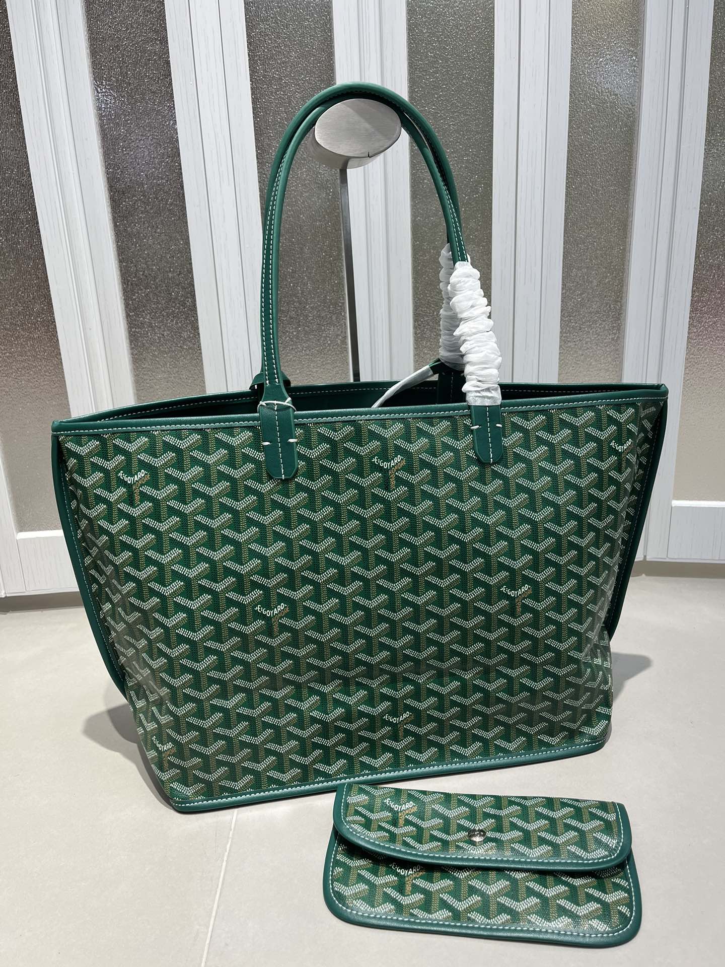 双面中号专柜对版升级版。❤️goyard(戈雅)经多次研究与改良,不断提升面料与皮质,全方位独家定制™️只为不断达到客户 双面中号专柜对版升级版。❤️goyard(戈雅)经多次研究与改良,不断提升面料与皮质,全方位独家定制™️只为不断达到客户