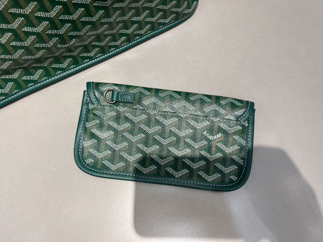 双面中号专柜对版升级版。❤️goyard(戈雅)经多次研究与改良,不断提升面料与皮质,全方位独家定制™️只为不断达到客户 双面中号专柜对版升级版。❤️goyard(戈雅)经多次研究与改良,不断提升面料与皮质,全方位独家定制™️只为不断达到客户