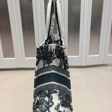Book Tote 手袋由 Dior 女装创意总监玛丽亚·嘉茜娅·蔻丽 (Maria Grazia Ch Book Tote 手袋由 Dior 女装创意总监玛丽亚·嘉茜娅·蔻丽 (Maria Grazia Ch
