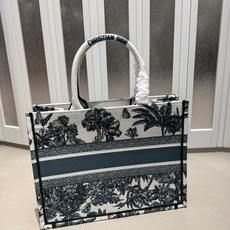 Book Tote 手袋由 Dior 女装创意总监玛丽亚·嘉茜娅·蔻丽 (Maria Grazia Ch Book Tote 手袋由 Dior 女装创意总监玛丽亚·嘉茜娅·蔻丽 (Maria Grazia Ch