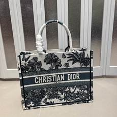 Book Tote 手袋由 Dior 女装创意总监玛丽亚·嘉茜娅·蔻丽 (Maria Grazia Ch Book Tote 手袋由 Dior 女装创意总监玛丽亚·嘉茜娅·蔻丽 (Maria Grazia Ch