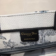 Book Tote 手袋由 Dior 女装创意总监玛丽亚·嘉茜娅·蔻丽 (Maria Grazia Ch Book Tote 手袋由 Dior 女装创意总监玛丽亚·嘉茜娅·蔻丽 (Maria Grazia Ch