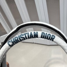 Book Tote 手袋由 Dior 女装创意总监玛丽亚·嘉茜娅·蔻丽 (Maria Grazia Ch Book Tote 手袋由 Dior 女装创意总监玛丽亚·嘉茜娅·蔻丽 (Maria Grazia Ch