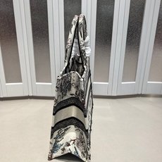 Book Tote 手袋由 Dior 女装创意总监玛丽亚·嘉茜娅·蔻丽 (Maria Grazia Ch Book Tote 手袋由 Dior 女装创意总监玛丽亚·嘉茜娅·蔻丽 (Maria Grazia Ch
