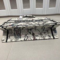 Book Tote 手袋由 Dior 女装创意总监玛丽亚·嘉茜娅·蔻丽 (Maria Grazia Ch Book Tote 手袋由 Dior 女装创意总监玛丽亚·嘉茜娅·蔻丽 (Maria Grazia Ch