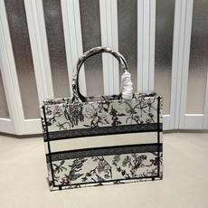 Book Tote 手袋由 Dior 女装创意总监玛丽亚·嘉茜娅·蔻丽 (Maria Grazia Ch Book Tote 手袋由 Dior 女装创意总监玛丽亚·嘉茜娅·蔻丽 (Maria Grazia Ch