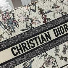 Book Tote 手袋由 Dior 女装创意总监玛丽亚·嘉茜娅·蔻丽 (Maria Grazia Ch Book Tote 手袋由 Dior 女装创意总监玛丽亚·嘉茜娅·蔻丽 (Maria Grazia Ch