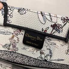 Book Tote 手袋由 Dior 女装创意总监玛丽亚·嘉茜娅·蔻丽 (Maria Grazia Ch Book Tote 手袋由 Dior 女装创意总监玛丽亚·嘉茜娅·蔻丽 (Maria Grazia Ch