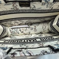 Book Tote 手袋由 Dior 女装创意总监玛丽亚·嘉茜娅·蔻丽 (Maria Grazia Ch Book Tote 手袋由 Dior 女装创意总监玛丽亚·嘉茜娅·蔻丽 (Maria Grazia Ch