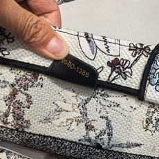 Book Tote 手袋由 Dior 女装创意总监玛丽亚·嘉茜娅·蔻丽 (Maria Grazia Ch Book Tote 手袋由 Dior 女装创意总监玛丽亚·嘉茜娅·蔻丽 (Maria Grazia Ch