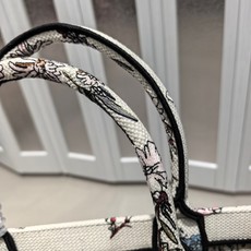Book Tote 手袋由 Dior 女装创意总监玛丽亚·嘉茜娅·蔻丽 (Maria Grazia Ch Book Tote 手袋由 Dior 女装创意总监玛丽亚·嘉茜娅·蔻丽 (Maria Grazia Ch