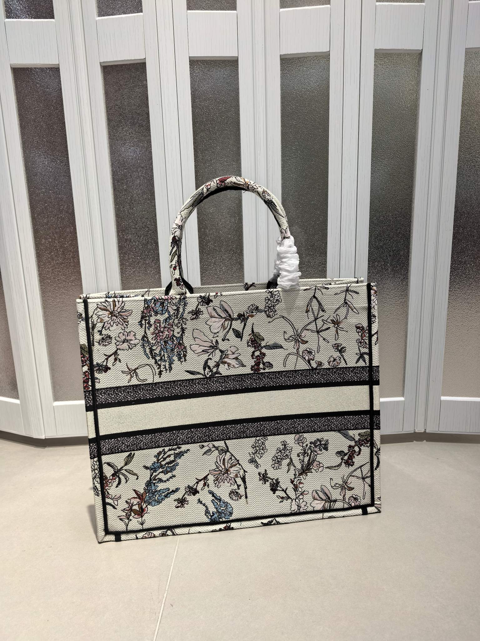 Book Tote 手袋由 Dior 女装创意总监玛丽亚·嘉茜娅·蔻丽 (Maria Grazia Ch Book Tote 手袋由 Dior 女装创意总监玛丽亚·嘉茜娅·蔻丽 (Maria Grazia Ch