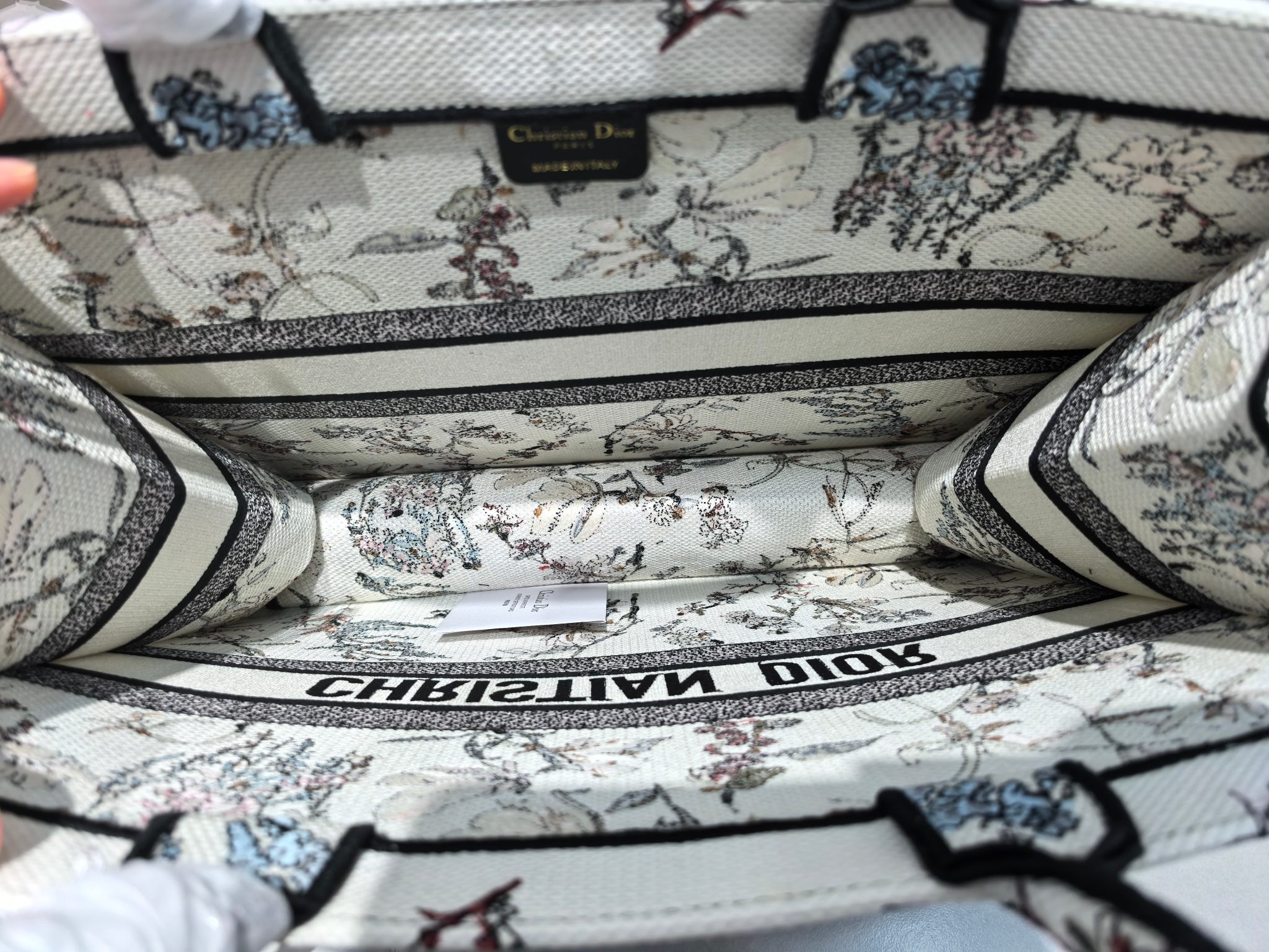 Book Tote 手袋由 Dior 女装创意总监玛丽亚·嘉茜娅·蔻丽 (Maria Grazia Ch Book Tote 手袋由 Dior 女装创意总监玛丽亚·嘉茜娅·蔻丽 (Maria Grazia Ch