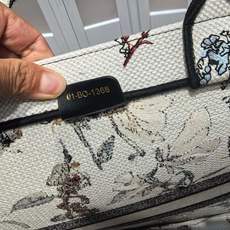 Book Tote 手袋由 Dior 女装创意总监玛丽亚·嘉茜娅·蔻丽 (Maria Grazia Ch Book Tote 手袋由 Dior 女装创意总监玛丽亚·嘉茜娅·蔻丽 (Maria Grazia Ch