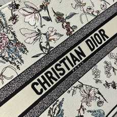 Book Tote 手袋由 Dior 女装创意总监玛丽亚·嘉茜娅·蔻丽 (Maria Grazia Ch Book Tote 手袋由 Dior 女装创意总监玛丽亚·嘉茜娅·蔻丽 (Maria Grazia Ch